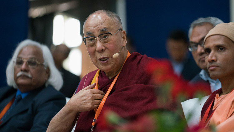 Sua Santità il Dalai lama mentre si rivolge ad alcuni studenti tibetani presenti alla conferenza “Scienza, spiritualità e pace nel mondo”. Dharamsala, 4 novembre 2017. Foto di Tenzin Choejor