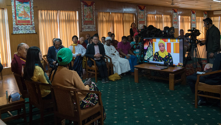 Il Dalai Lama e i ragazzi dello United States Institute of Peace partecipano online alla puntata odierna del programma “The Stream” trasmesso da Al Jazeera. Dharamsala, 7 novembre 2017. Foto di Tenzin Choejor