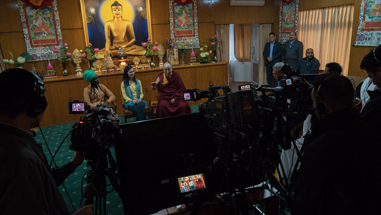 Il Dalai Lama e le due ragazze dello United States Institute of Peace in diretta streaming con il programma “The Stream” trasmesso da Al Jazeera. Dharamsala, 7 novembre 2017. Foto di Tenzin Choejor