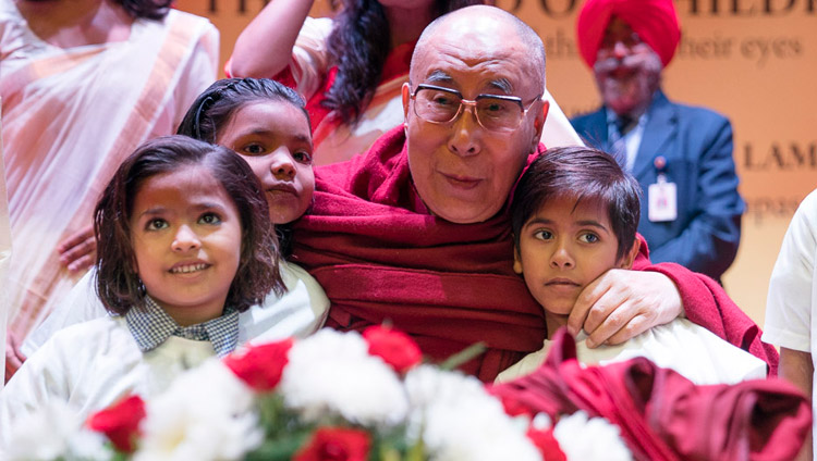 Sua Santità il Dalai Lama con alcuni dei bambini che partecipano ai programmi della Smile Foundation prima dell’avvio della conferenza organizzata presso il NCUI Auditorium di New Delhi, 19 novembre 2017. Foto di Tenzin Choejor