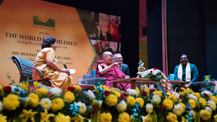 Sua Santità il Dalai Lama parla di responsabilità universale e di compassione all’Auditorium NCUI di New Delhi, 19 novembre 2017. Foto di Tenzin Choejor