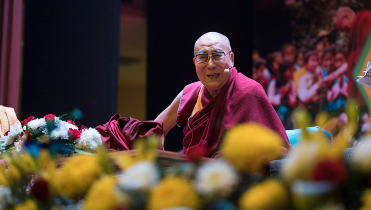 Sua Santità il Dalai Lama parla agli studenti e agli insegnanti della Smile Foundation presso l'auditorium NCUI di New Delhi, 19 novembre 2017. Foto di Tenzin Choejor