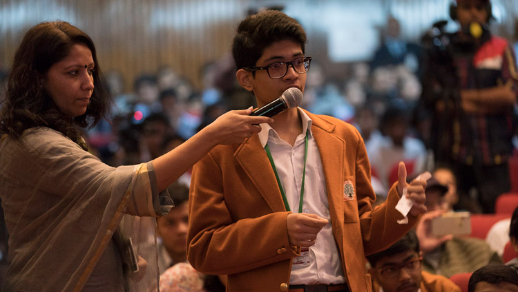 Domande e risposte con gli studenti nel corso della conferenza su compassione e responsabilità universale presso l’auditorium NCUI di new Delhi, 19 novembre 2017. Foto di Tenzin Choejor