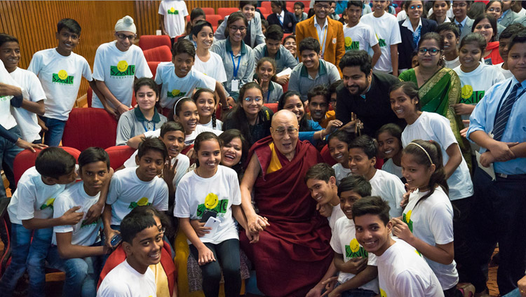 Foto di gruppo di Sua Santità con alcuni dei ragazzi sostenuti dalla Smile Foundation. New Delhi, 19 novembre 2017. Foto di Tenzin Choejor