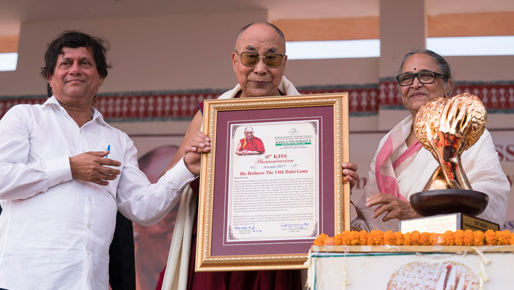 Sua Santità il Dalai Lama riceve il KISS Humanitarian Award presso la KISS University di Bhubaneswar (India), 21 novembre 2017. Foto di Tenzin Choejor