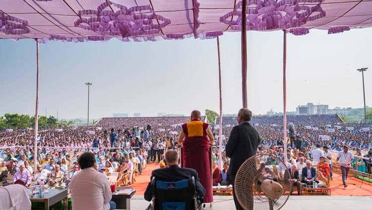 Sua Santità il Dalai Lama parla a una folla di oltre 25.000 studenti presso la KISS University di Bhubaneswar (India), 21 novembre 2017. Foto di Tenzin Choejor