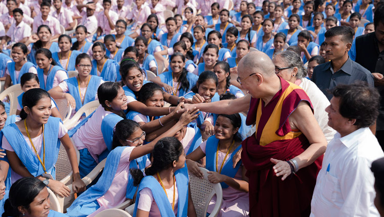 Sua Santità il Dalai Lama saluta alcuni dei 25.000 studenti arrivati per ascoltarlo presso la KISS University di Bhubaneswar (India), 21 novembre 2017. Foto di Tenzin Choejor