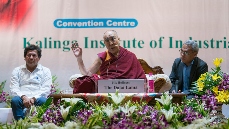 Sua Santità il Dalai Lama durante il suo discorso presso la KIIT University di Bhubaneswar (India), 21 novembre 2017. Foto di Tenzin Choejor