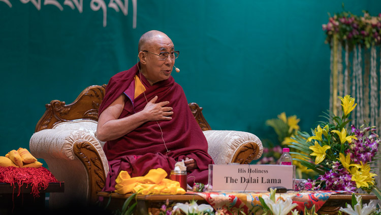 Sua Santità il Dalai Lama parla ai tibetani, oltre 1600, provenienti dall’insediamento di Phuntsokling, presso l’auditorium della KIIT University di Bhubaneswar (India), 21 novembre 2017. Foto di Tenzin Choejor