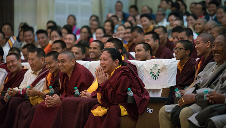 I membri della comunità tibetana provenienti dall’insediamento di Phuntsokling ascoltano il Dalai Lama durante l’incontro che si è svolto presso la KIIT University di Bhubaneswar (India), 21 novembre 2017. Foto di Tenzin Choejor