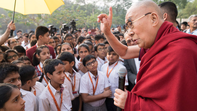 Sua Santità il Dalai Lama parla ai bambini delle scuole elementari al suo arrivo al Somaiya Vidyavihar di Mumbai, 8 dicembre 2017. Foto di Lobsang Tsering