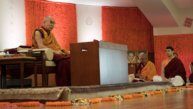 Sua Santità il Dalai Lama parla al pubblico dell'Auditorium del Somaiya Campus di Mumbai, 8 dicembre 2017. Foto di Lobsang Tsering