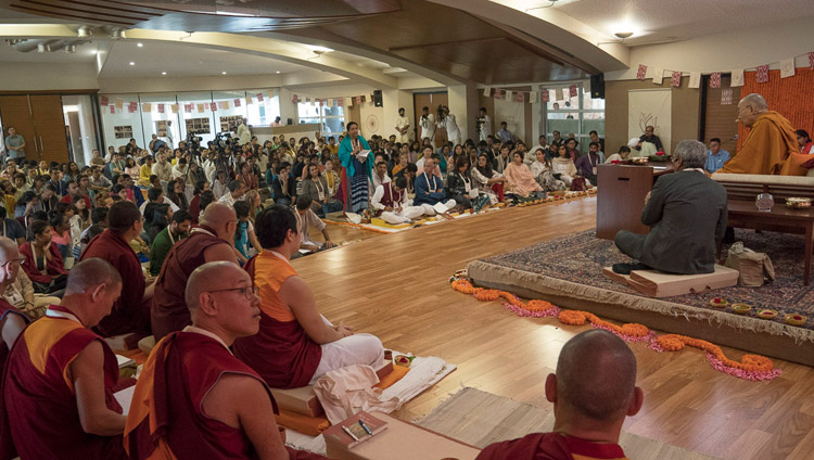 Il Somaiya Campus Auditorium durante il primo dei due giorni di insegnamenti che il Dalai Lama darà a Mumbai, 8 dicembre 2017. Foto di Lobsang Tsering
