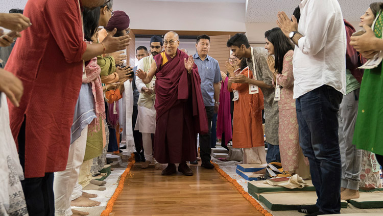 Sua Santità il Dalai Lama arriva a Somaiya Vidyavihar Campus per la seconda giornata di insegnamenti a Mumbai, 9 dicembre 2017. Foto di Lobsang Tsering
