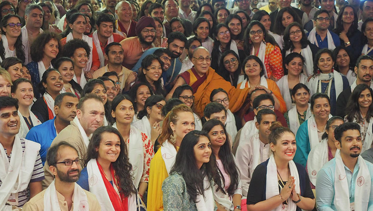 Sua Santità il Dalai Lama in posa per una foto di gruppo con i giovani che hanno assistito ai suoi insegnamenti al Somaiya Vidyavihar Campus di Mumbai, 9 dicembre 2017. Foto di Jeremy Russell