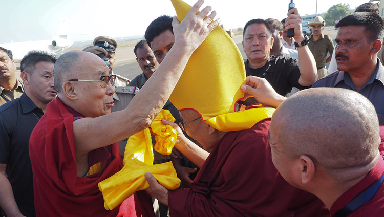 Sharpa Choejey Rinpoche dà il benvenuto a Sua Santità il Dalai Lama al suo arrivo all' aeroporto di Hubli, 11 dicembre 2017. Foto di Jeremy Russell