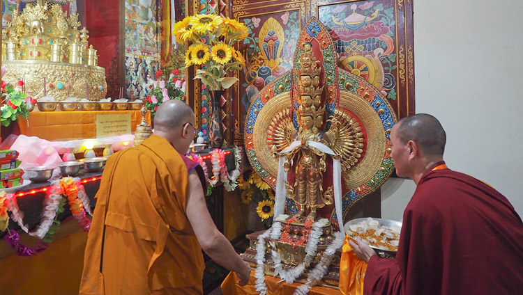 Sua Santità il Dalai Lama rende i suoi omaggi nel Tempio del monastero di Drepung Lachi a Mundgod, 11 dicembre 2017. Foto di Jeremy Russell