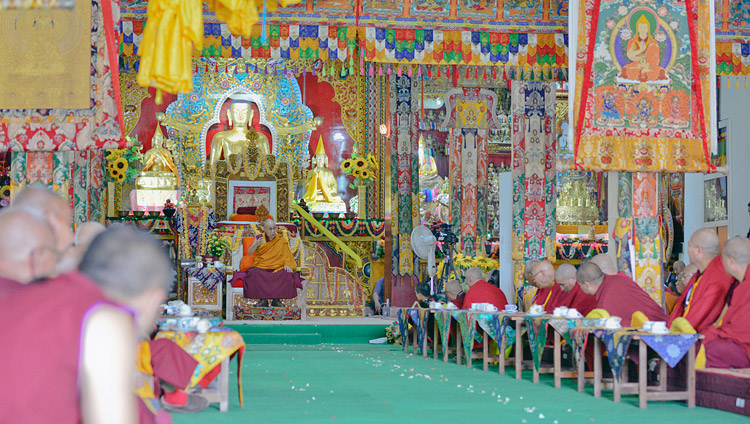 Sua Santità il Dalai Lama parla durante la cerimonia di benvenuto al monastero di Drepung Lachi a Mundgod, 11 dicembre 2017. Foto di Lobsang Tsering