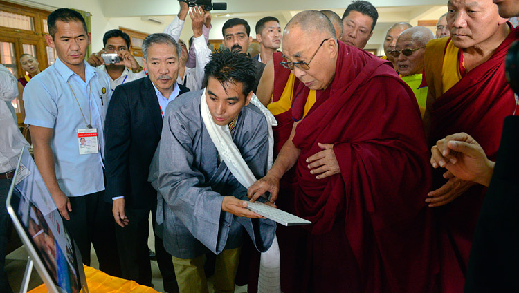 Sua Santità il Dalai Lama lancia il nuovo sito web del Meditation & Science Center presso il Monastero di Loseling Drepung, Mundgod, 14 dicembre 2017. Foto di Lobsang Tsering