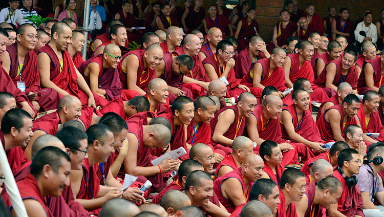 Alcuni degli oltre 400 monaci che hanno assistito agli insegnamenti di Sua Santità il Dalai Lama in occasione dell’inaugurazione del Centro di Meditazione e Scienza presso il Monastero Drepung Loseling, Mundgod, il 14 dicembre 2017. Foto di Lobsang Tsering