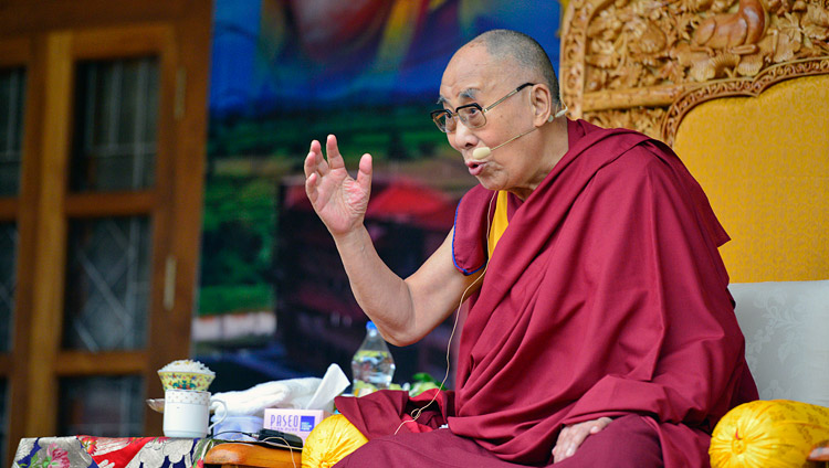 Sua Santità il Dalai Lama parla all'inaugurazione del Meditation & Science Center presso il Monastero Drepung Loseling, Mundgod, il 14 dicembre 2017. Foto di Lobsang Tsering