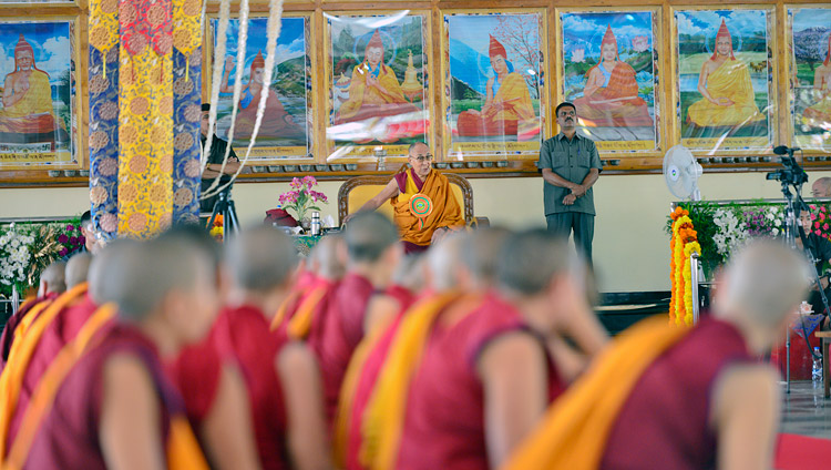 Sua Santità il Dalai Lama durante l’inaugurazione della nuova sala per il dibattito del monastero femminile Jangchub Choeling di Mundgod, 15 dicembre 2017. Foto di Lobsang Tsering