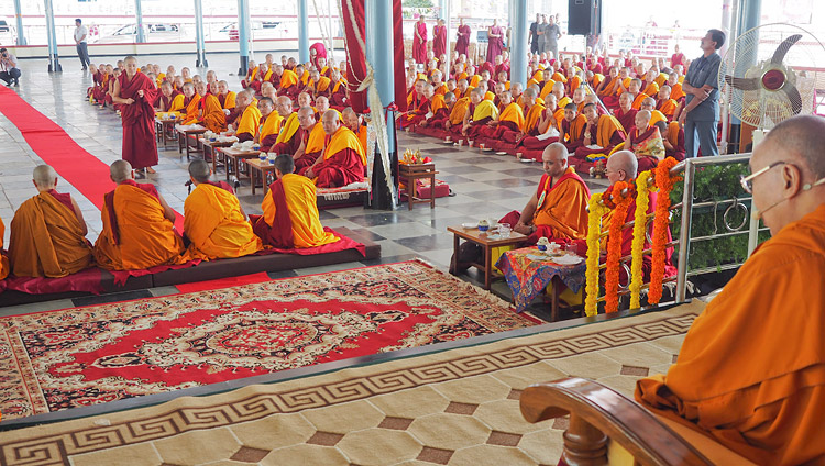 Le monache danno una dimostrazione di dibattito davanti a Sua Santità il Dalai Lama. Monastero femminile Jangchub Choeling, Mundgod, 15 dicembre 2017. Foto di Jeremy Russell