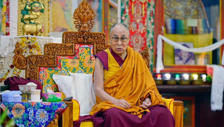 Sua Santità il Dalai Lama parla al monastero di Ganden Lachi a Mundgod, 15 dicembre 2017. Foto di Lobsang Tsering