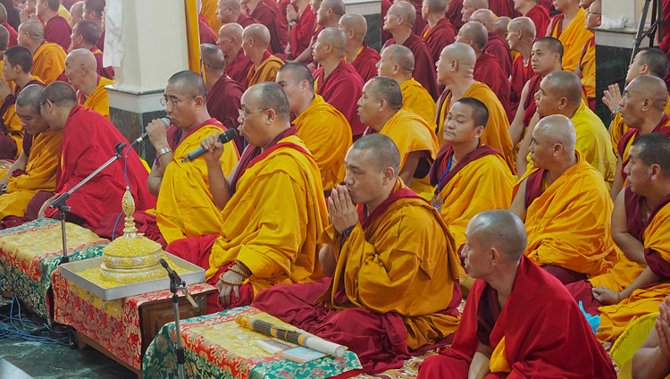 Il maestro dei canti ha guidato le preghiere mentre Sua Santità il Dalai Lama faceva il suo ingresso al Ganden Lachi di Mundgod, 17 dicembre 2017. Foto di Jeremy Russell