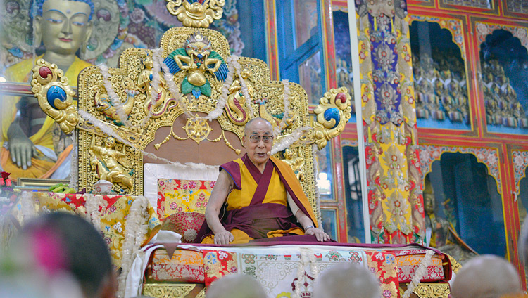 Sua Santità il Dalai Lama durante il suo insegnamento al monastero di Ganden Lachi a Mundgod, 17 dicembre 2017. Foto di Lobsang Tsering