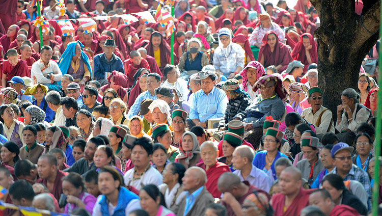 Alcuni degli oltre 8.000 tibetani e persone provenienti della regione himalayana presenti agli insegnamenti di Sua Santità il Dalai Lama al monastero di Ganden Lachi a Mundgod, 17 dicembre 2017. Foto di Lobsang Tsering