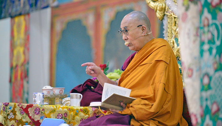 Sua Santità il Dalai Lama commenta i "Tre aspetti principali del Sentiero" durante il suo insegnamento al monastero di Ganden Lachi a Mundgod, 17 dicembre 2017. Foto di Lobsang Tsering