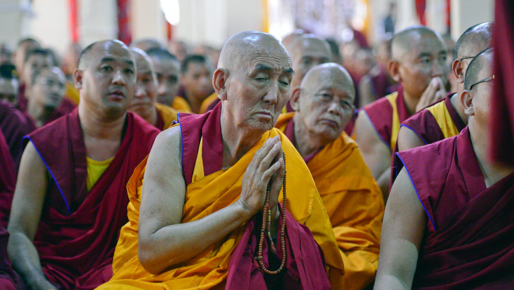 I monaci ascoltano Sua Santità il Dalai Lama durante il suo insegnamento al monastero di Ganden Lachi a Mundgod, 17 dicembre 2017. Foto di Lobsang Tsering