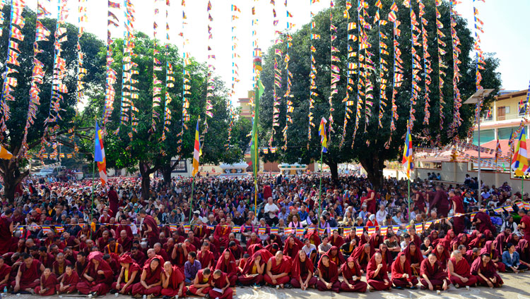 Oltre 8.000 tibetani e persone provenienti della regione himalayana hanno assistito agli insegnamenti di Sua Santità il Dalai Lama al monastero di Ganden Lachi di Mundgod, 17 dicembre 2017. Foto di Lobsang Tsering