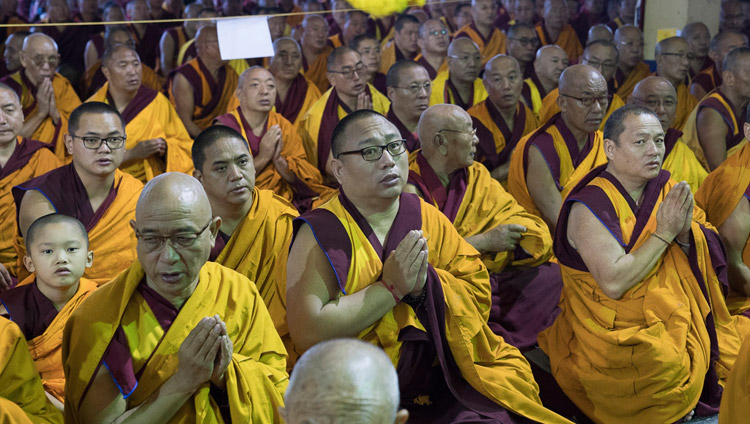 Oltre 15.000 hanno preso parte agli insegnamenti e all’iniziazione conferita da Sua Santità il Dalai Lama al monastero di Sera Jey, Bylakuppe,20 dicembre 2017. Foto di Lobsang Tsering