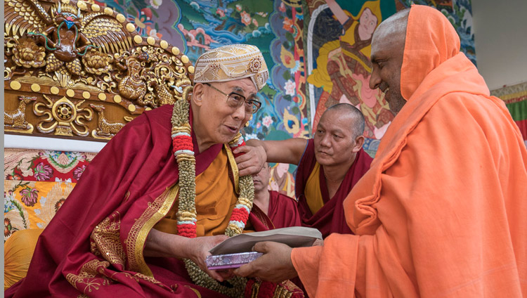 Jagadguru Sri Shivarathri offre a Sua Santità il Dalai Lama uno scialle, una ghirlanda e un turbante in segno di apprezzamento, durante la cerimonia di inaugurazione del nuovo cortile per il dibattito del monastero di Sera Mey a Bylakuppe. 21 dicembre 2017. Foto di Lobsang Tsering