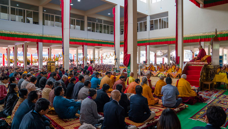 Sua Santità il Dalai Lama durante l’inaugurazione del nuovo cortile per il dibattito del monastero di Sera Mey a Bylakuppe; 21 dicembre 2017. Foto di Lobsang Tsering