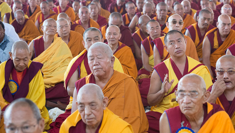 Alcuni degli oltre 8000 monaci, monache e laici della comunità tibetana presenti all'inaugurazione del nuovo cortile per il dibattito del monastero di Sera Mey a Bylakuppe; 21 dicembre 2017. Foto di Lobsang Tsering