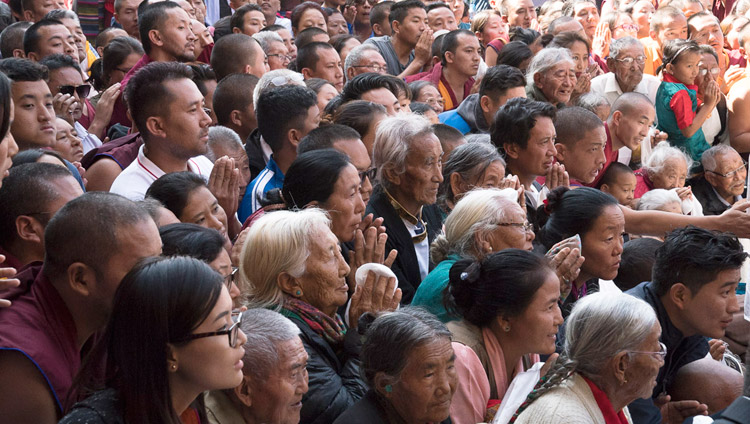 I membri della comunità tibetana guardano Sua Santità il Dalai Lama mentre lascia il monastero al termine degli insegnamenti a Sera Mey. Bylakuppe, 21 dicembre 2017. Foto di Lobsang Tsering