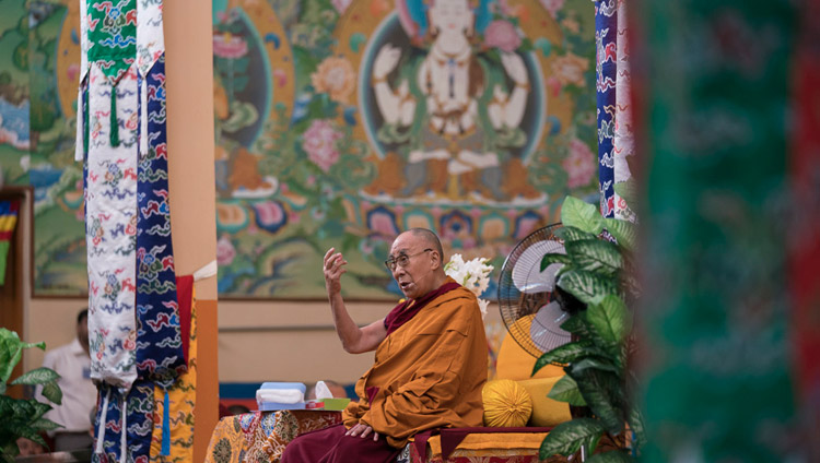 Sua Santità il Dalai Lama parla ai pellegrini recentemente arrivati dal Tibet e agli insegnanti tibetani che si sono riuniti per un seminario sull'etica secolare a Sera Lachi. Bylakuppe, 22 dicembre 2017. Foto di Tenzin Choejor