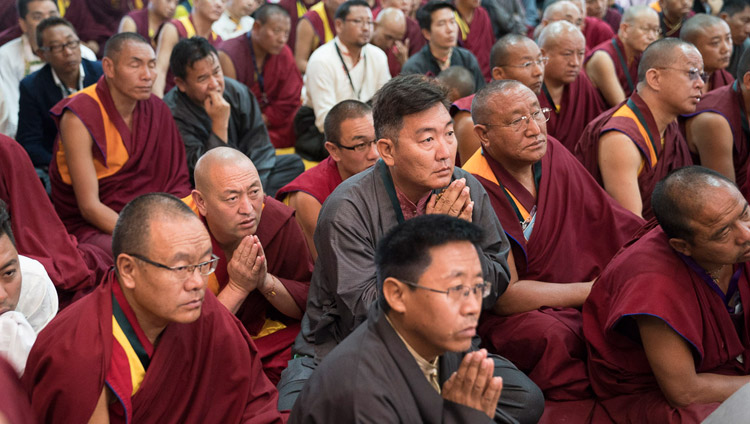 Numerosi insegnanti tibetani si sono riuniti per un incontro con Sua Santità il Dalai Lama dedicato all'etica secolare ascoltando a Sera Lachi. Bylakuppe, 22 dicembre 2017. Foto di Tenzin Choejor