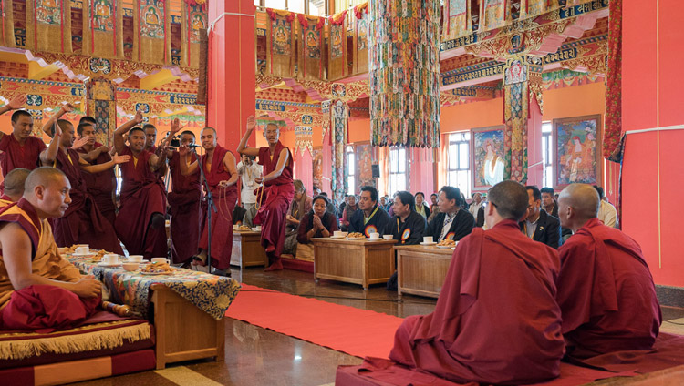 I monaci durante il dibattito durante la visita di Sua Santità il Dalai Lama al monastero Tashi Lhunpo a Bylakuppe, 22 dicembre 2017. Foto di Tenzin Choejor