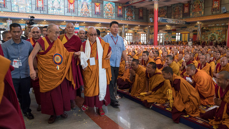 Sua Santità il Dalai Lama fa il suo ingresso nel monastero di Namdroling per partecipare alla Settima Convocazione. Bylakuppe, 22 dicembre 2017. Foto di Tenzin Choejor