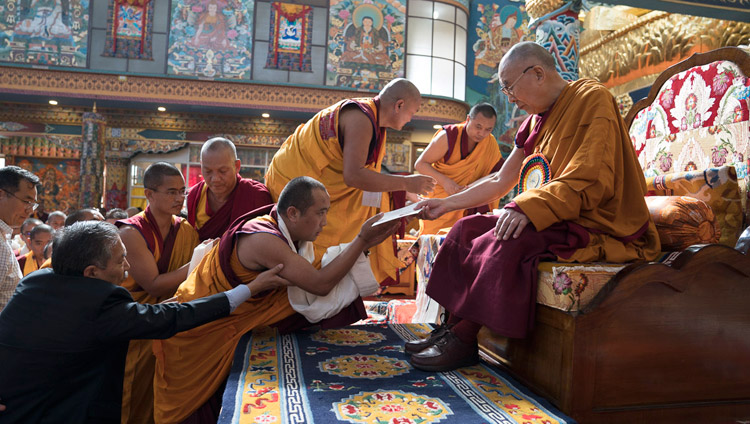 Sua Santità il Dalai Lama consegna i certificati di laurea agli studenti della Settima Convocazione del Monastero di Namdroling a Bylakuppe, 22 dicembre 2017. Foto di Tenzin Choejor