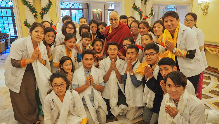 Sua Santità il Dalai Lama con un gruppo di 25 giovani tibetani che aiutano le persone provenienti dagli insediamenti tibetani a ricevere assistenza medica a Bengaluru.  Bengaluru, 24 dicembre 2017. Foto di Jeremy Russell