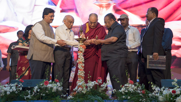 Sua Santità il Dalai Lama partecipa all’accensione della lampada cerimoniale all'inizio del Giubileo d'argento del liceo Seshadripuram a Bengaluru. 24 dicembre 2017. Foto di Lobsang Tsering
