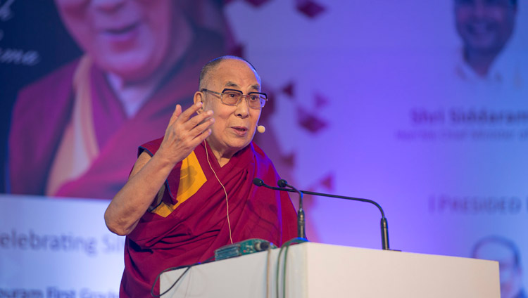 Sua Santità il Dalai Lama parla al Giubileo d'argento del liceo Sesshadripuram a Bengaluru, 24 dicembre 2017. Foto di Lobsang Tsering