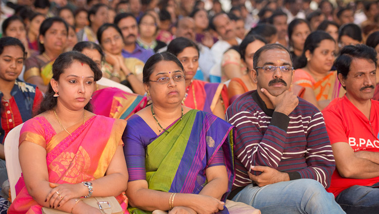 Il pubblico ascolta Sua Santità il Dalai Lama durante il suo discorso al Giubileo d'Argento della High School di Sesshadripuram a Bengaluru, 24 dicembre 2017. Foto di Lobsang Tsering