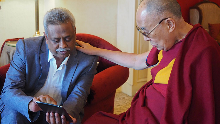 Bharath Subbarao mostra la nuova app "Mandala" a Sua Santità il Dalai Lama a Bengaluru, 25 dicembre 2017. Foto di Jeremy Russell