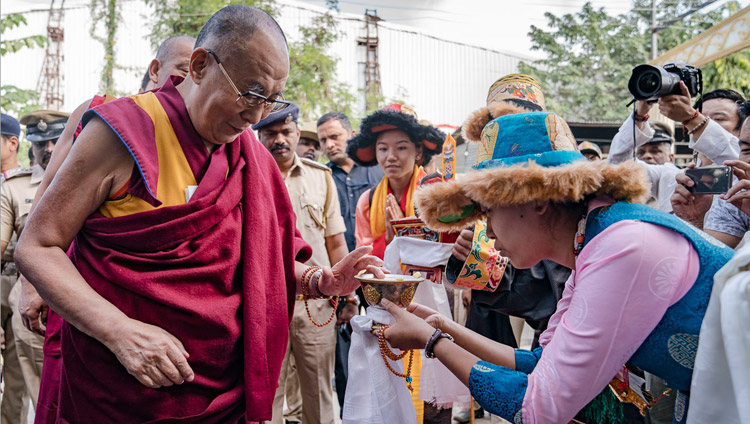 I membri della comunità tibetana offrono un tradizionale benvenuto a Sua Santità il Dalai Lama alla King's Court del Palace Ground di Bengaluru, 25 dicembre 2017. Foto di Tenzin Choejor